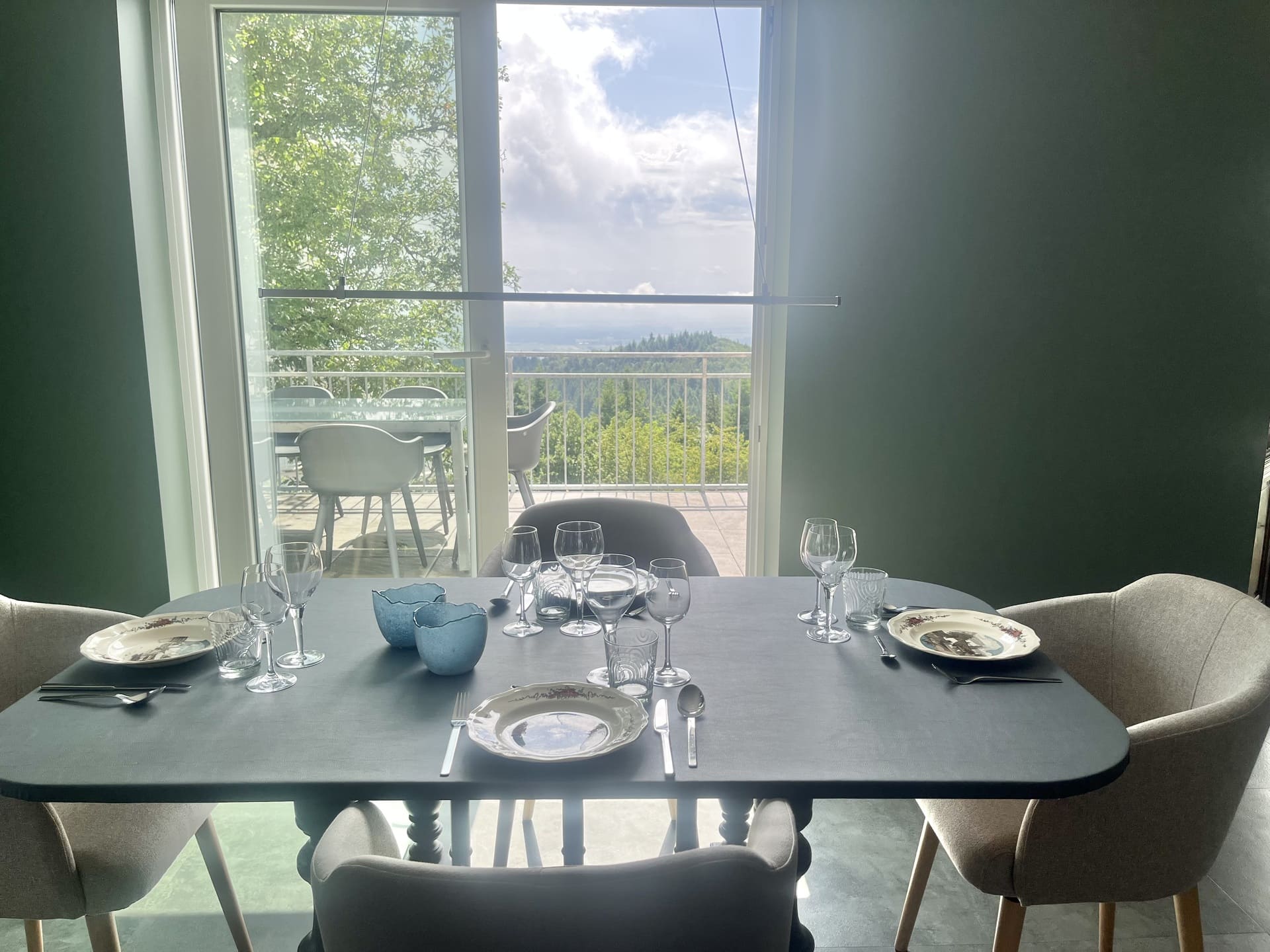 Salle à manger gite Azur
